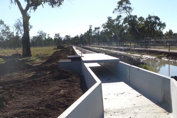 سنگدال بتنی روی کانال آب