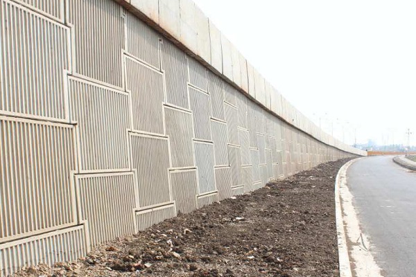 اجزای دیوار خاک مسلح با پانل بتنی به یکدیگر متصل می شوند