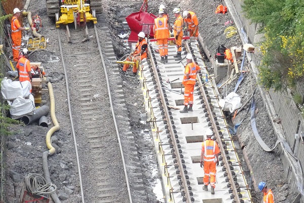 عملیات نصب اسلب تراک بدون استفاده از مصالح بالاست