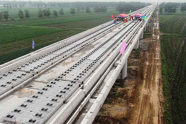 نصب اسلب تراک پیش ساخته بتنی بر روی پل قطار